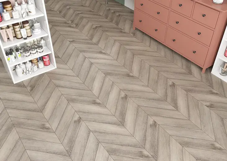 SPC ламинат французская елка Chevron Alpine Дуб Исида ECO 18-8 - фото интерьера